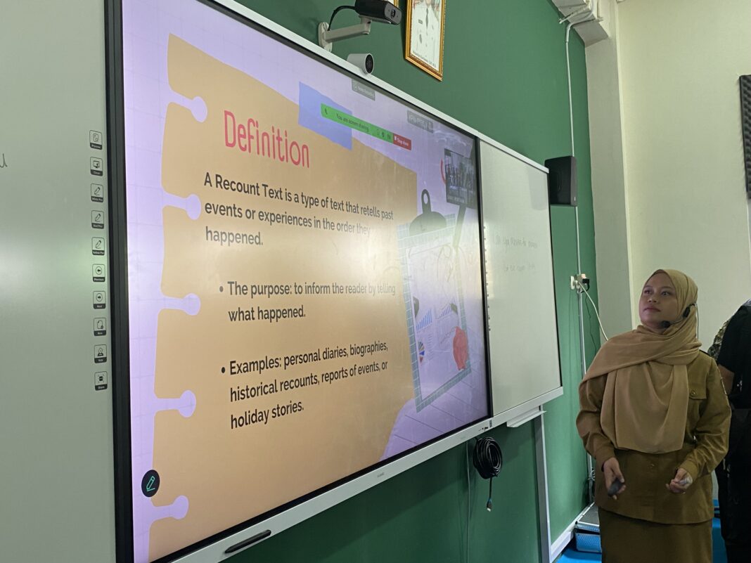 Penggunaan Smart Board di salah satu sekolah di Pontianak, Kalimantan Barat.