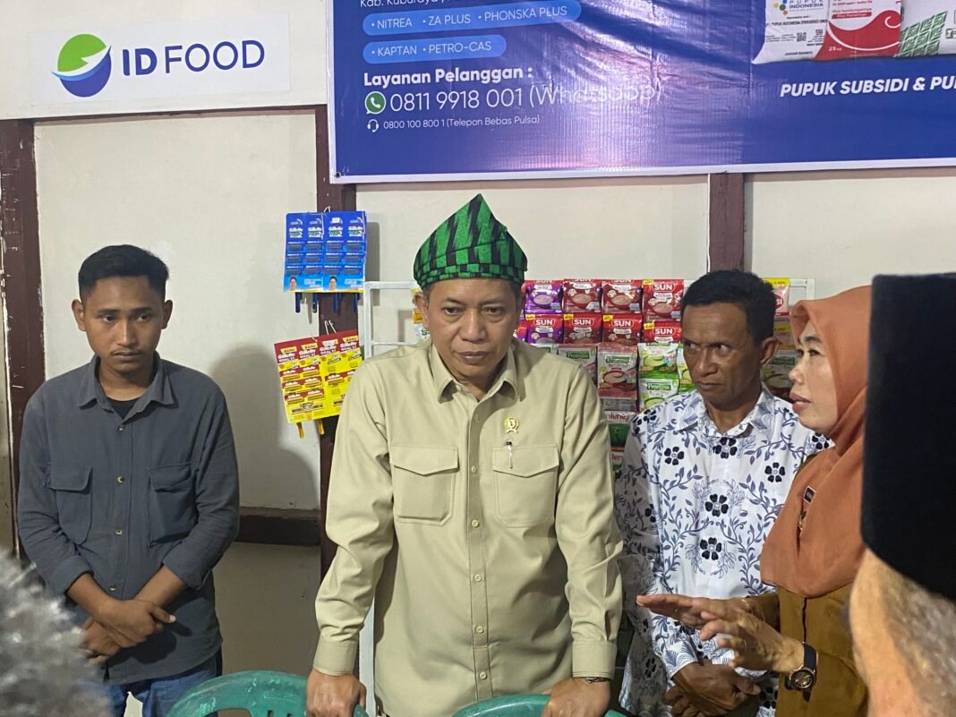 Ferry Juliantono ketika meninjau Koperasi Desa Merah Putih, Desa Jeruju Besar Kabupaten Kubu Raya.