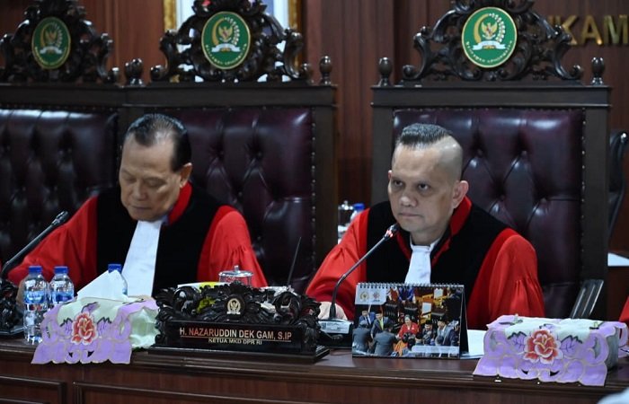 MKD DPR RI memeriksa lima anggota DPR nonaktif — Adies Kadir, Nafa Urbach, Surya Utama, Eko Hendro Purnomo, dan Ahmad Sahroni — dalam sidang etik terbuka.