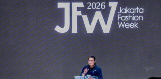 Apresiasi Jakarta Fashion Week, Menteri Ekraf Dorong Fesyen Indonesia Go Global Lewat Konsep Sustainable dan Digital