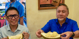 Menko Zulhas Nikmati Durian Pontianak