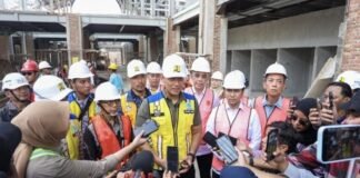 Menko AHY meninjau proyek revitalisasi Pasar Induk Banyuwangi senilai Rp152 miliar. Ditargetkan selesai akhir 2025, pasar ini diharapkan menggerakkan ekonomi lokal.