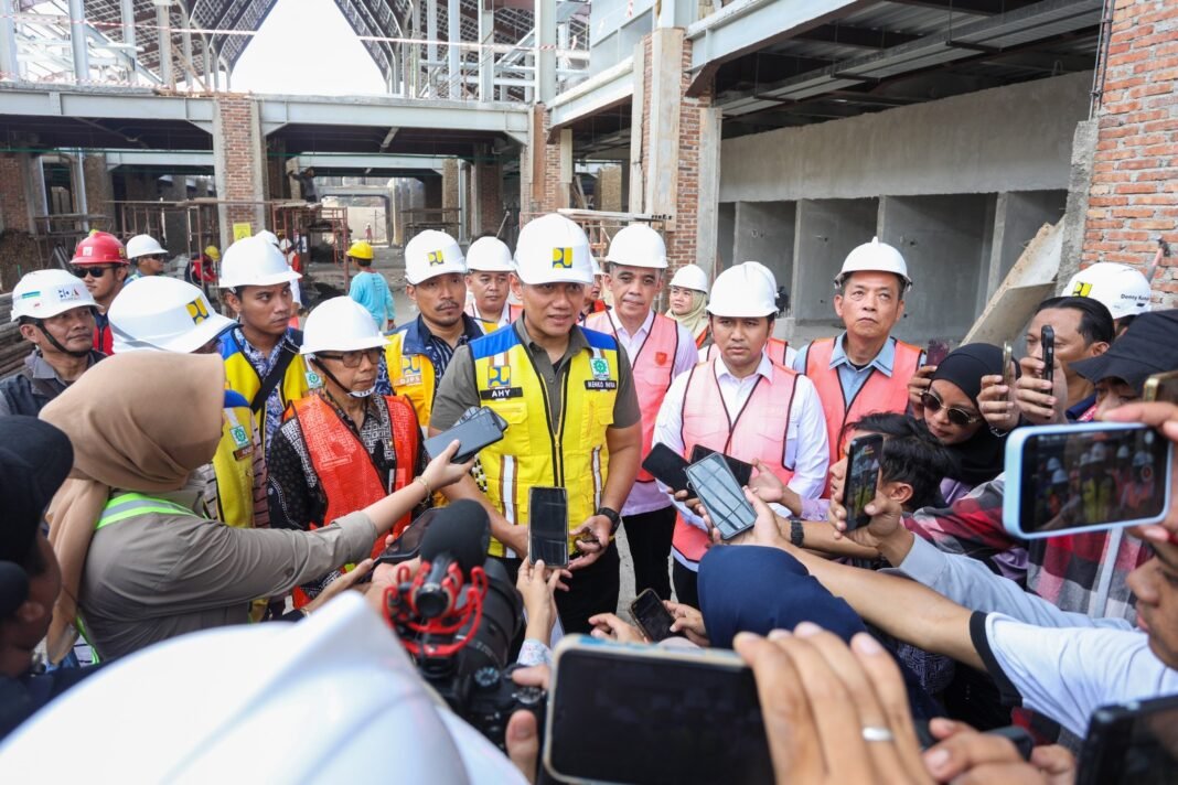 Tinjau Revitalisasi Pasar Banyuwangi, Menko AHY Pastikan Proyek Rampung 2025