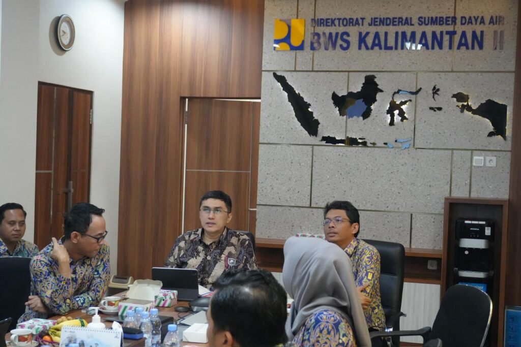 Staf Khusus Menko Infrastruktur Herzaky Mahendra Putra meninjau pelaksanaan Instruksi Presiden Nomor 2 dan 11 Tahun 2025 di Balai Wilayah Sungai Kalimantan II, Palangka Raya, Kamis (5/11/2025).