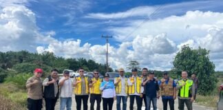 Staf Khusus Menteri Koordinator Bidang Infrastruktur dan Pembangunan Kewilayahan, Herzaky Mahendra Putra, saat meninjau pembangunan Jalan Sungai Sapah–Sepadak di Desa Sungai Sapa, Kecamatan Subah, Kabupaten Sambas, Jumat (14/11/2025).