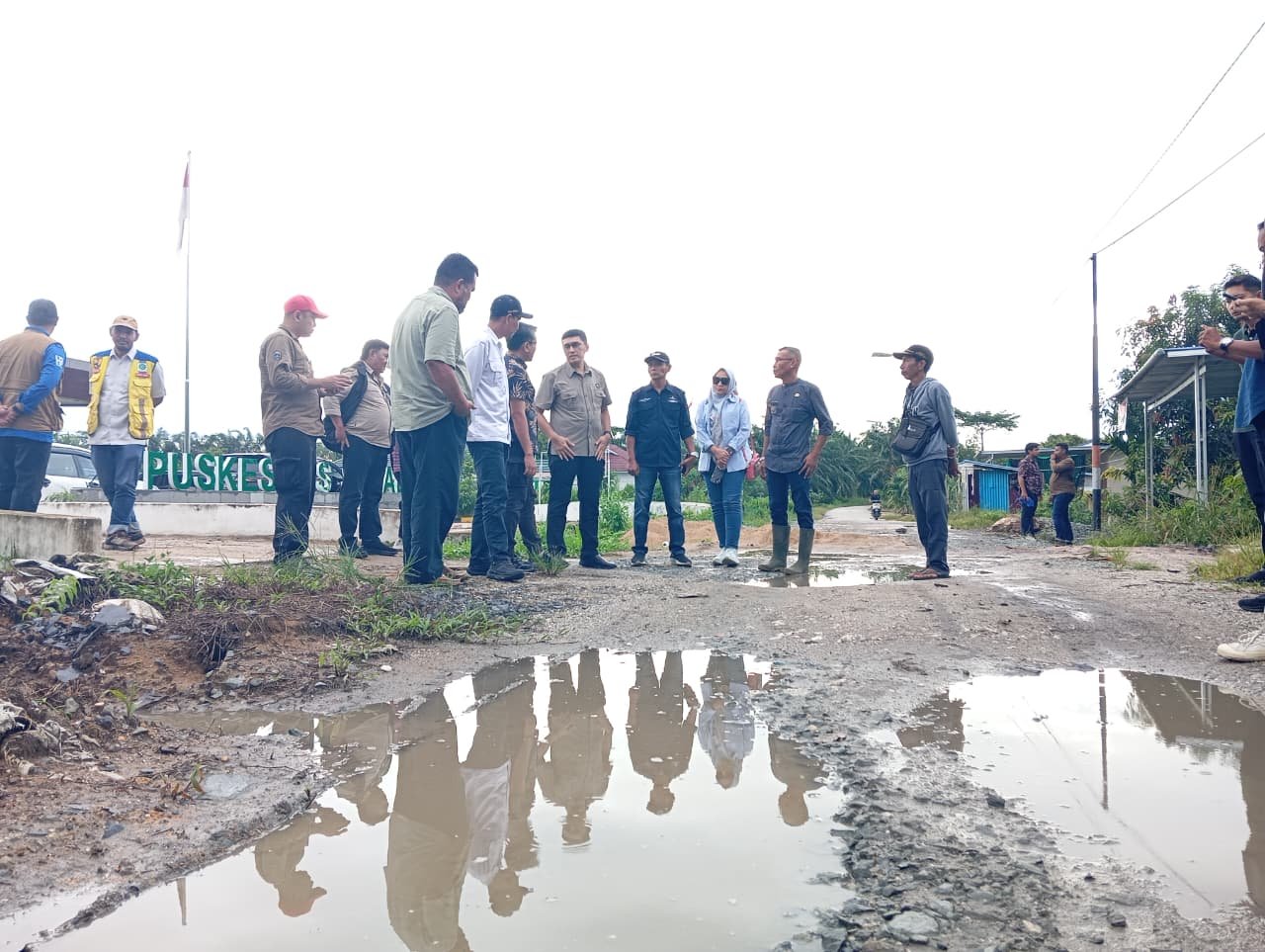 Stafsus Menko AHY, Herzaky Mahendra Putra, meninjau langsung rencana pembangunan jalan di Kecamatan Sajad, Sambas, sebagai upaya memperkuat konektivitas wilayah dan mendukung swasembada pangan.