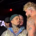 Gervonta Davis (kiri) dan Jake Paul (kanan) saat face off sebelum duel mereka di pertengahan November 2025
