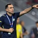 Mantan pelatih Uzbekistan, Timur Kapadze, tiba di Indonesia dan memicu spekulasi kuat soal peluangnya menjadi pelatih baru Timnas Indonesia. Ini perkembangan lengkapnya.