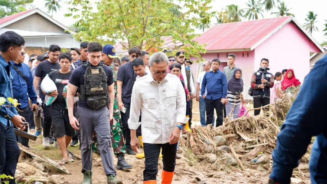 Zulhas Tinjau Lokasi Banjir Bandang Padang, Instruksikan Bulog Gandakan Logistik