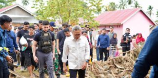 Zulhas Tinjau Lokasi Banjir Bandang Padang, Instruksikan Bulog Gandakan Logistik