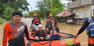 Tim SAR gabungan mengevakuasi 2.895 warga terdampak banjir di Desa Pariangan, Kabupaten Hulu Sungai Selatan, Kalimantan Selatan. Seluruh warga selamat.