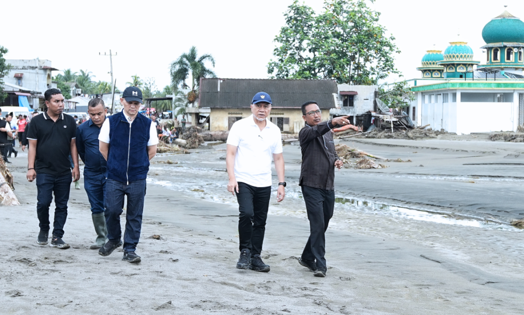 Menko Pangan Zulkifli Hasan Tinjau Banjir Aceh, Dengar Curhat Pilu Petani Bireuen