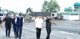 Menko Pangan Zulkifli Hasan Tinjau Banjir Aceh, Dengar Curhat Pilu Petani Bireuen