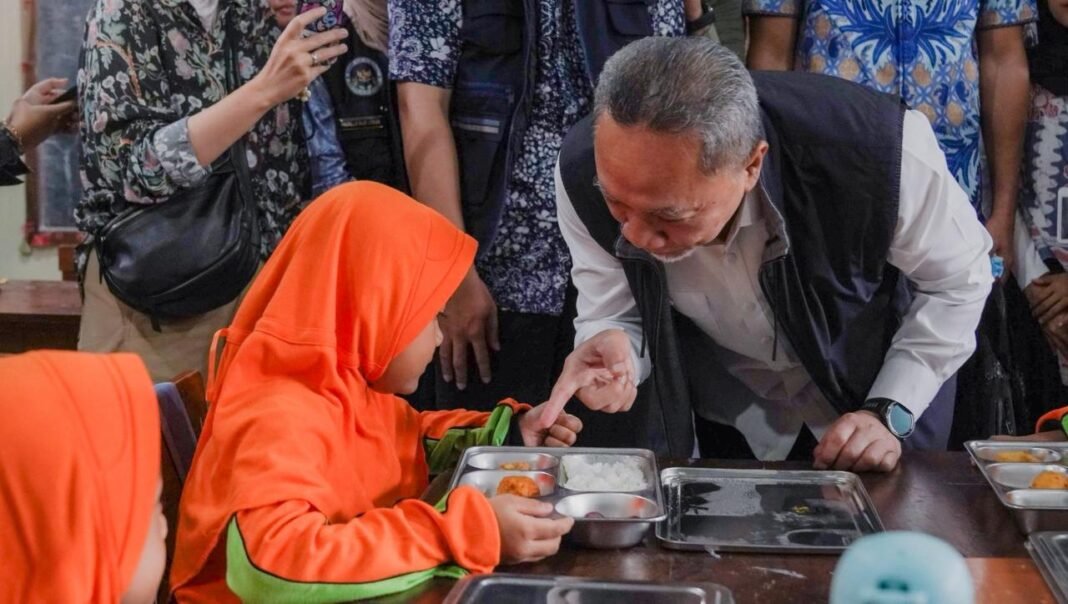 Zulkifli Hasan Tinjau SPPG Semarang, Pastikan MBG Tetap Jalan Saat Libur Sekolah