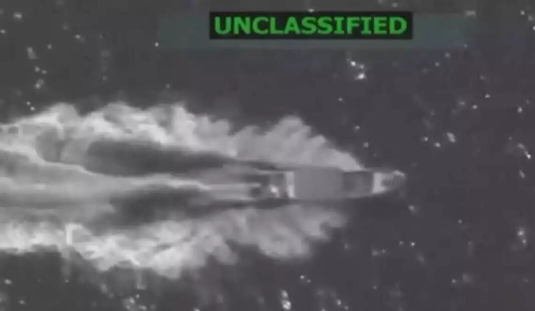 Militer AS menyerang kapal di perairan internasional dan menewaskan empat orang. DPR AS mengecam dan menyebut serangan itu bisa dianggap kejahatan perang.