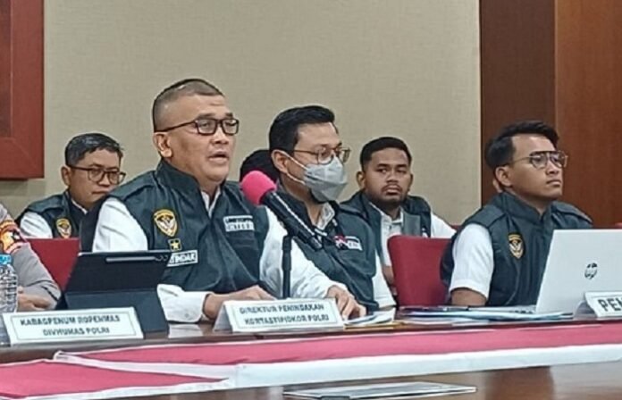 Polri menetapkan dua mantan pejabat Kementerian ESDM sebagai tersangka kasus korupsi pengadaan PJUTS tahun anggaran 2020 dengan kerugian negara Rp19,5 miliar.