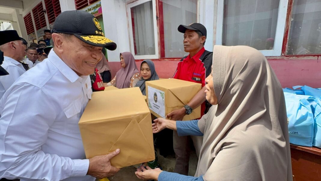 Menko Polkam Salurkan Bantuan Sembako untuk Warga Terdampak Bencana di Padang