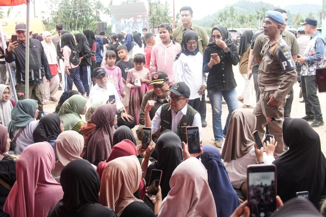 Kerahkan Kekuatan Nasional, Menko PMK Pratikno Mulai Pembangunan Huntara Padang Pariaman