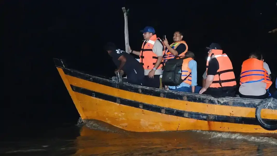 Tinjau Korban Banjir Aceh, Menekraf Teuku Riefky Tempuh Jalur Ekstrem hingga Naik Boat