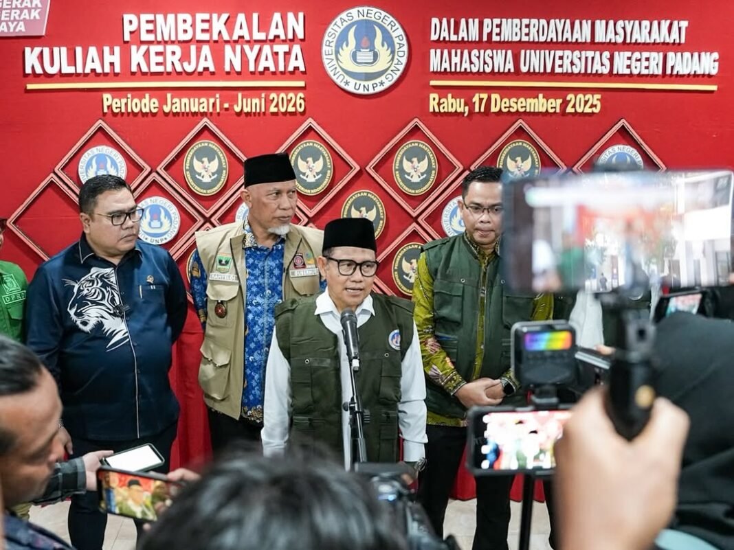 Tinjau Banjir Nanggalo, Menko PM Muhaimin Pastikan Tanggap Darurat