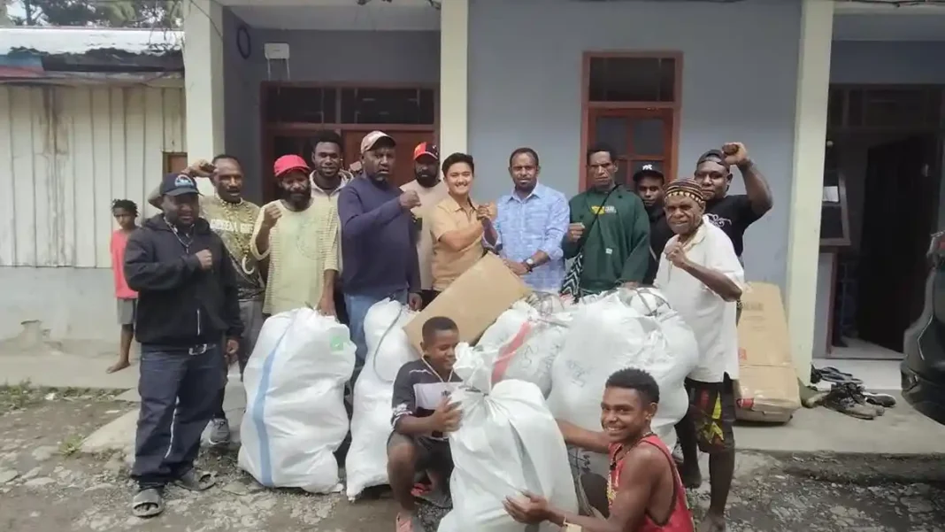 Menko Polkam Kirim Ratusan Bola dan Net Voli untuk Pemuda Papua Pegunungan