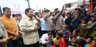 Presiden Prabowo Subianto menegaskan penindakan tegas terhadap pembalakan liar usai banjir di Sumatera. Kemenhut mengusut 12 perusahaan dan menyiapkan pencabutan puluhan izin hutan.