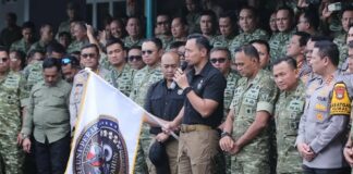 Menko Infrastruktur Agus Harimurti Yudhoyono bersama lulusan Akabri 2000 mengirimkan ribuan paket bantuan logistik untuk korban bencana di Aceh, Sumut, dan Sumbar.
