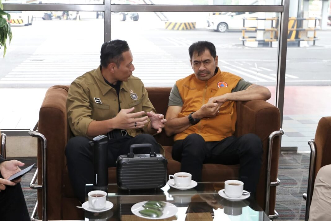 Bertemu Muzakir Manaf di Kualanamu, Menko AHY Koordinasikan Penanganan Bencana di Aceh