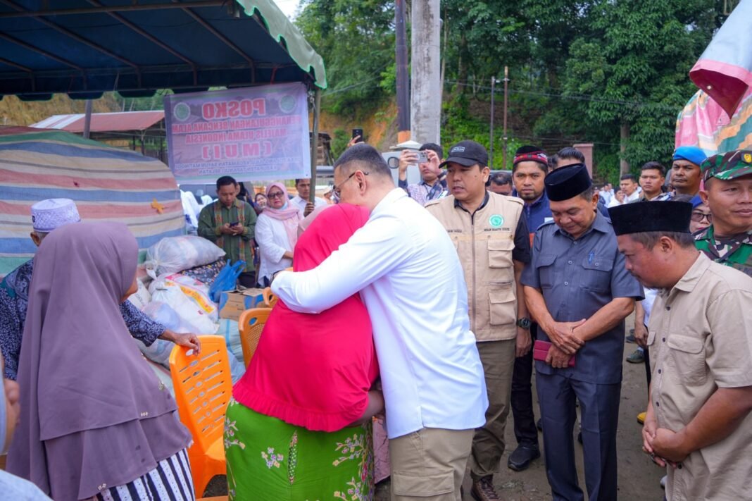 Gandeng MUI, Wamen ATR/BPN Ossy Dermawan Salurkan Bantuan Banjir Tapanuli Selatan