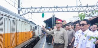 Agus Harimurti Yudhoyono tinjau kesiapan kereta api Nataru di Stasiun Gambir