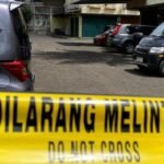 Geger Benda Diduga Bom di Depan Gereja GKPS Kosambi Bandung Warga Kosambi Bandung digegerkan penemuan benda diduga bom di depan Gereja GKPS. Tim Jibom Brimob Polda Jabar langsung mensterilkan lokasi.