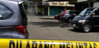 Geger Benda Diduga Bom di Depan Gereja GKPS Kosambi Bandung Warga Kosambi Bandung digegerkan penemuan benda diduga bom di depan Gereja GKPS. Tim Jibom Brimob Polda Jabar langsung mensterilkan lokasi.