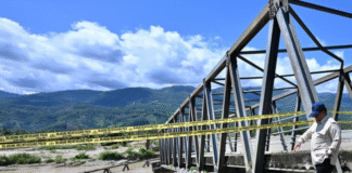 Presiden Prabowo Subianto melakukan peninjauan langsung ke lokasi Jembatan Pante Dona di Kabupaten Aceh Tenggara, pada Senin, 1 Desember 2025. Jembatan tersebut putus total akibat banjir besar yang melanda wilayah tersebut dan menyebabkan ribuan warga terisolasi, serta membuat jalur logistik terhenti total.