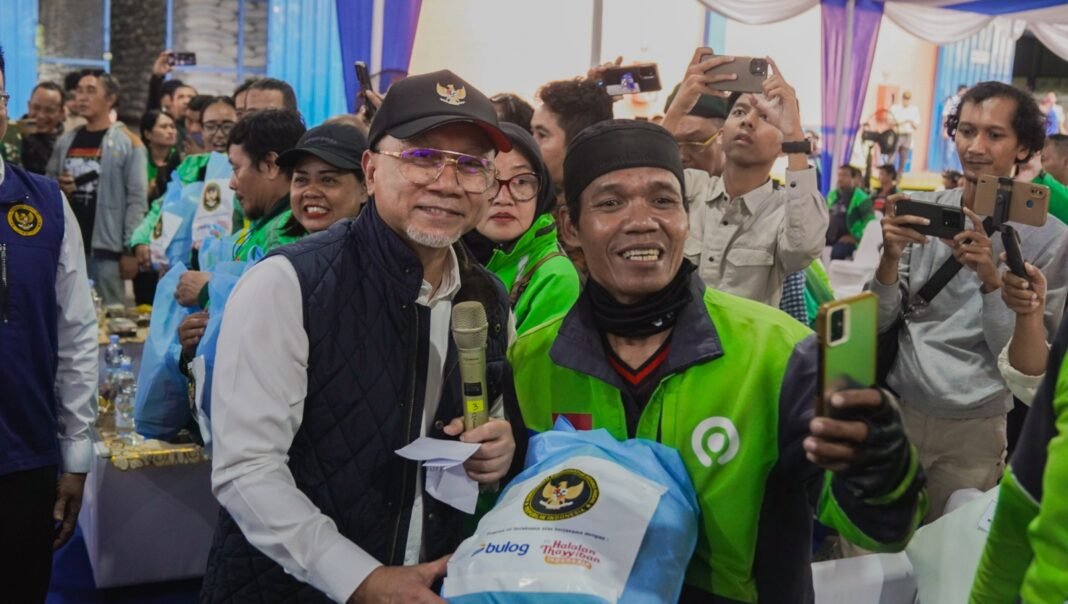 Zulkifli Hasan Salurkan Sembako Murah untuk Ojol Solo Raya Lewat Program HAJATAN