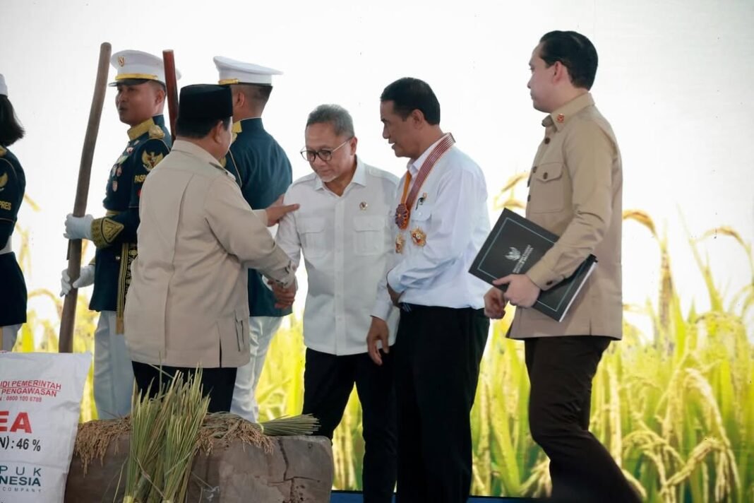 Menko Zulkifli Hasan Tanam Kakao dan Kopi Bersama Santri di Bandung