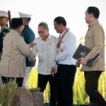 Menko Zulkifli Hasan Tanam Kakao dan Kopi Bersama Santri di Bandung