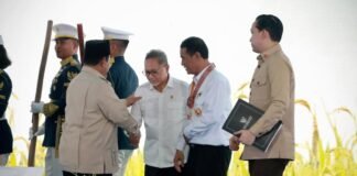 Menko Zulkifli Hasan Tanam Kakao dan Kopi Bersama Santri di Bandung