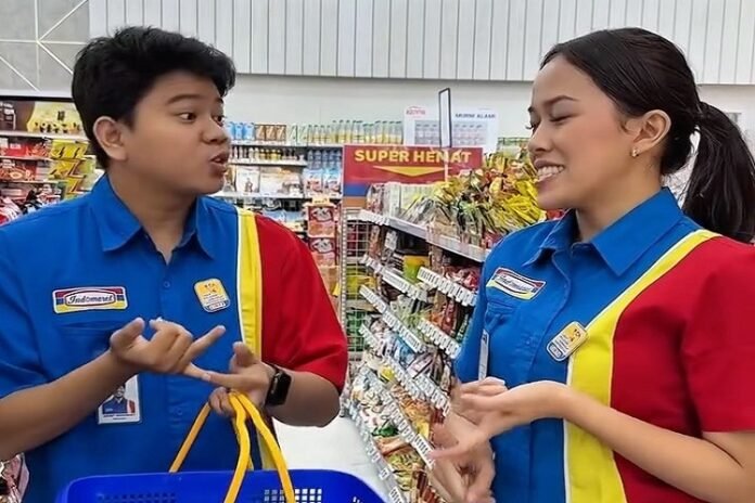 Dua Pramuniaga Indomaret memamerkan aneka promo dan diskon yang ada di gerainya, beberapa waktu lalu. Inilah daftar promo Indomaret terbaru yang ada dalam penawaran di pekan pertama Januari 2026 tahun ini. OFFICIAL INSTAGRAM INDOMARET @INDOMARET/REPRO