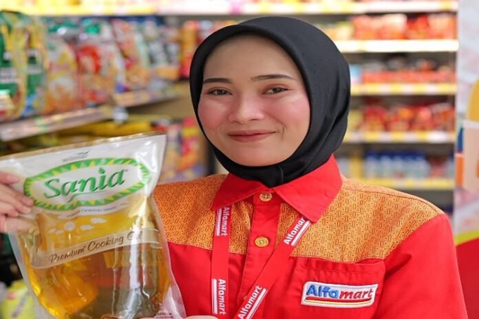 Pramuniaga Alfamart memamerkan satu di antara minyak goreng murah di gerai ritel modern ini beberapa waktu lalu. Sejumlah merek minyak goreng ditawarkan dalam promo Alfamart terbaru di pekan pertama Januari 2026,yang akan berakhir hari ini Minggu (4/1/2026). OFFICIAL INSTAGRAM ALFAMART @ALFAMART / REPRO