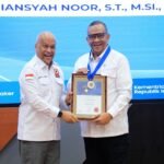 Wamenaker Afriansyah Noor, berpose saat menerima penghargaan AFEO Honorary Fellow,di Jakarta Selasa (20/1/2026). Kementerian Ketenagakerjaan (Kemnaker), Jakarta, Selasa (20/1/2026). Penghargaan ini diberikan sebagai bentuk apresiasi kepada tokoh yang dinilai berkontribusi mendorong kemajuan ekosistem keinsinyuran di kawasan Asia Tenggara melalui penguatan profesionalisme dan mutu kompetensi. TIM MEDIA KEMNAKER