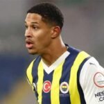 Fullback Fenerbahce Jayden Oosterwolde mengaku rutin dihubungi untuk membela Timnas Indonesia atau Suriname. Meski memiliki darah Indonesia, ia menegaskan masih ingin berjuang mendapatkan tempat di Timnas Belanda.