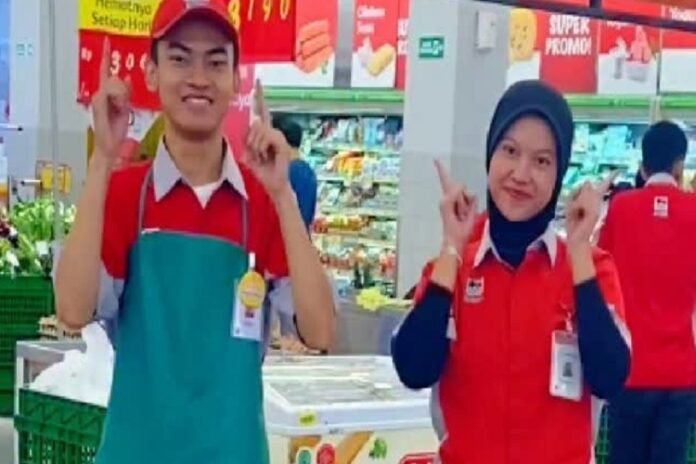 Dua praminiaga berpose menampilkan aneka paket dalam promo Superindo Januari2026 terbaru ditampilkan di laman Instagram Superindo @infosuperindo. Berikut beberapa pilihan promo Superindo yang hadir di pekan pertama Januari 2026. @INFOSUPERINDO/RREPRO