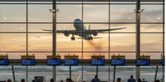Foto hasil olahan Akal Imitasi (AI) Gemini Google dengan prompt Tajuk Nasional menampilkan kesibukan di bandara, Sabtu 17/1/2026). Terbaru, pemerintah resmi akan menggelontorkan stimulus diskon tiket di momen mudik Lebaran 2026 nanti
