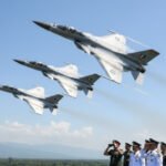 Militer Indonesia Diklaim Bakal Beli Jet Tempur Pakistan JF-17 Thunder Foto hasil olahan Akal Imitasi (AI) Google Gemini dengan prompt dari Tajuk Nasional menampilkan pesawat tempur bermanuver di udara, dan sejumlah petinggi militer memperhatikan, Rabu 14/1/2026). Militer Indonesia disebut akan memboyong jet buatan Pakistan, JF-17 Thunder bersama drone canggih berteknologi China dalam waktu dekat.