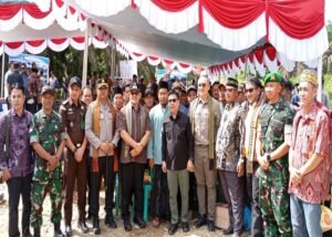 Staf Khusus Menko Infrastruktur dan Pembangunan Kewilayahan Herzaky Mahendra Putra, berpose dengan unsur pimpinan pemerintah daerah setempat di sela peremian jalan Jalan Sungai Sapah–Sepadak, Kabupaten Sambas belum lama ini,Januari 2026. IST/Biro Data, Komunikasi, dan Informasi PublikKementerian Koordinator Bidang Infrastruktur dan Pembangunan Kewilayahan