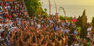 Aksi penari kecak memukau Wisatawan di Bali, beberapa waktu lalu. Terbaru, Pemerintah Daerah Provinsi Bali atau Pemprov Bali mengeluarkan regulasi yang mengatur agar Wisatawan dari kategori tertentu wajib memiliki saldo tabungan dalam jumlah tertentu untuk bisa berlibur ke Bali. Regulasi itu dituangkan dalam Surat Edaran. Berikut selengkapnya,Minggu (4/1/2026). OFFICIAL WEB INDONESIA.TRAVEL (WONDERFULL INDONESIA) / REPRO
