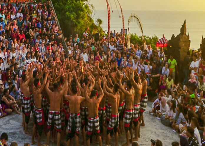 Aksi penari kecak memukau Wisatawan di Bali, beberapa waktu lalu. Terbaru, Pemerintah Daerah Provinsi Bali atau Pemprov Bali mengeluarkan regulasi yang mengatur agar Wisatawan dari kategori tertentu wajib memiliki saldo tabungan dalam jumlah tertentu untuk bisa berlibur ke Bali. Regulasi itu dituangkan dalam Surat Edaran. Berikut selengkapnya,Minggu (4/1/2026). OFFICIAL WEB INDONESIA.TRAVEL (WONDERFULL INDONESIA) / REPRO