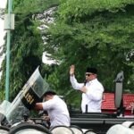 Bupati Pati Sudewo dikonfirmasi terjaring OTT KPK. Pemeriksaan dilakukan di Kudus, sementara rekam jejak dan polemik kebijakannya kembali disorot.