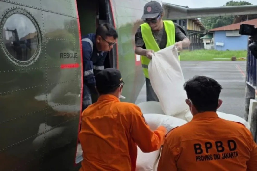 BPBD Jakarta Lakukan Operasi Modifikasi Cuaca, 800 Kilogram CaO Disebar di Langit