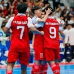 Indonesia imbang 1-1 lawan Irak di Indonesia Arena. Gol Samuel Eko dibalas Haedr Majed. Garuda juara Grup A dan jumpa Vietnam di perempat final.